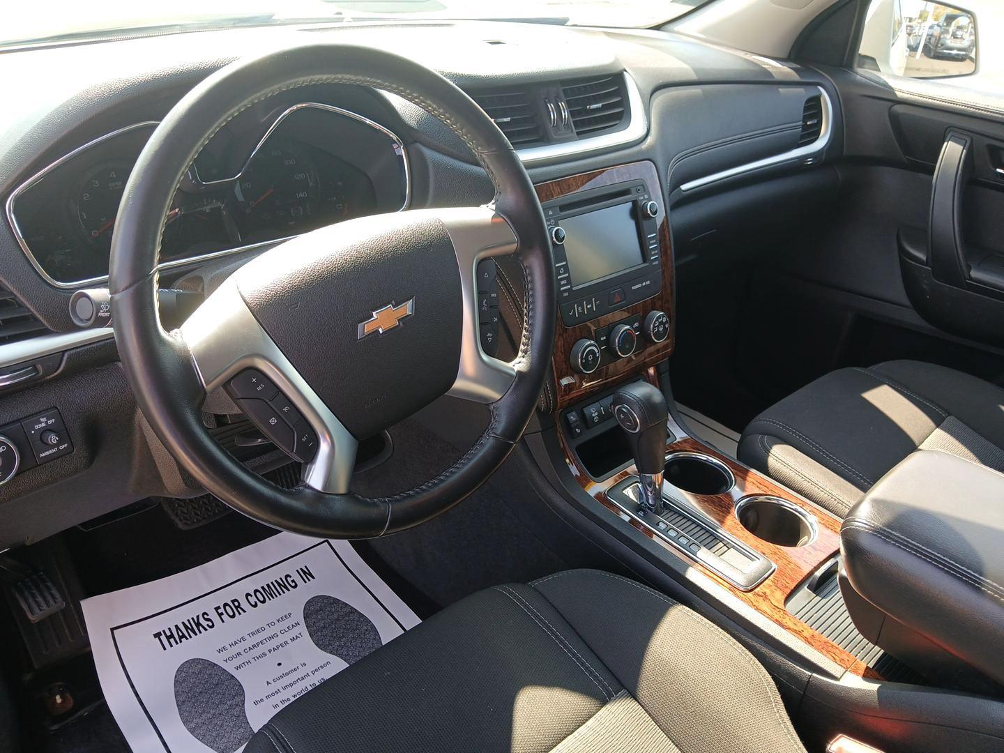 2013 White Chevrolet Traverse 1LT AWD (1GNKVGKD4DJ) with an 3.6L V6 DOHC 24V engine, 6-Speed Automatic transmission, located at 401 Woodman Dr, Riverside, OH, 45431, (937) 908-9800, 39.760899, -84.123421 - Photo#8