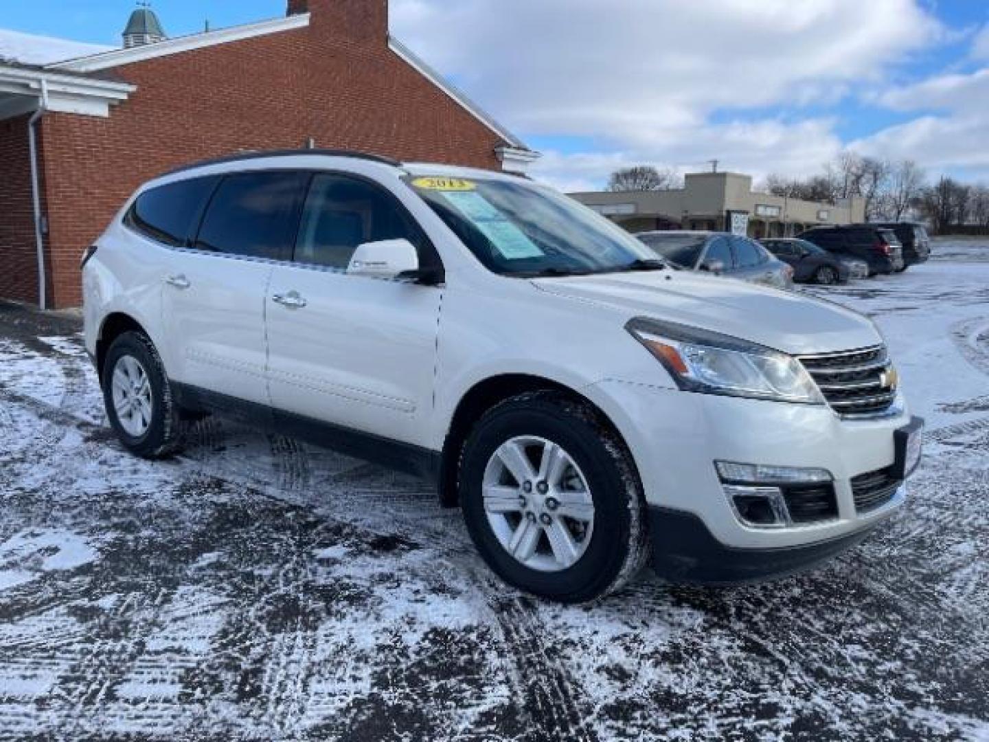 2013 White Diamond Tricoat Chevrolet Traverse 2LT FWD (1GNKRJKD1DJ) with an 3.6L V6 DOHC 24V engine, 6-Speed Automatic transmission, located at 1099 N County Rd 25A , Troy, OH, 45373, (937) 908-9800, 40.057079, -84.212883 - Photo#0