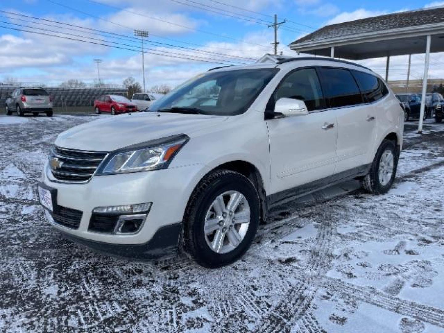 2013 White Diamond Tricoat Chevrolet Traverse 2LT FWD (1GNKRJKD1DJ) with an 3.6L V6 DOHC 24V engine, 6-Speed Automatic transmission, located at 1099 N County Rd 25A , Troy, OH, 45373, (937) 908-9800, 40.057079, -84.212883 - Photo#1