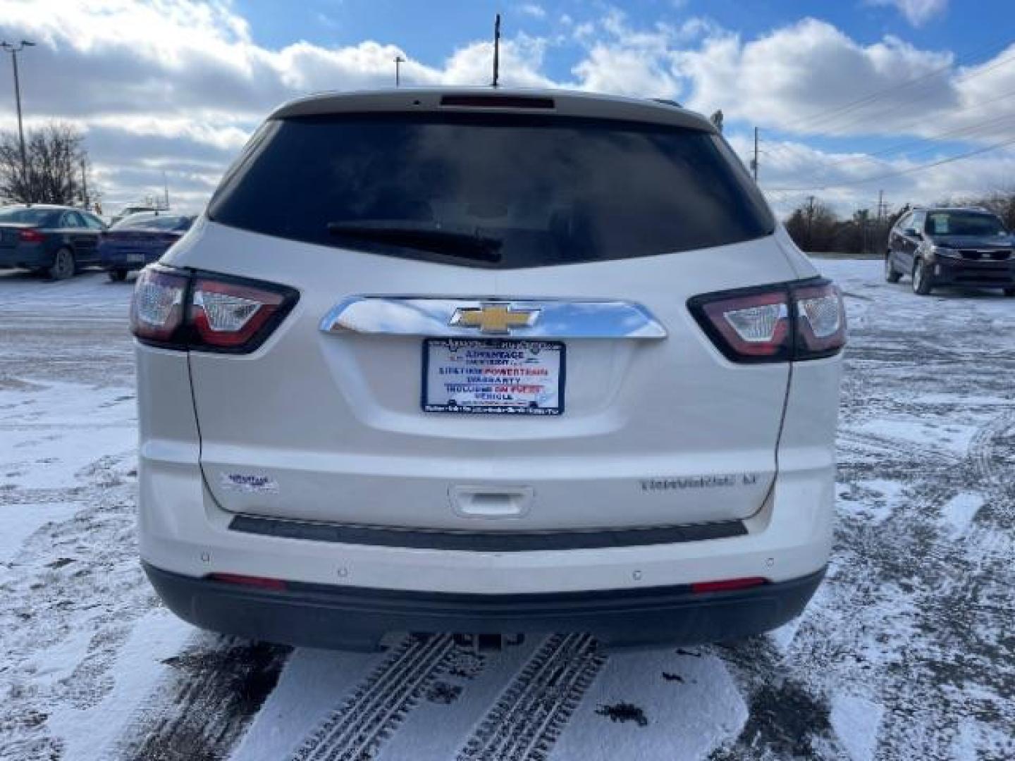 2013 White Diamond Tricoat Chevrolet Traverse 2LT FWD (1GNKRJKD1DJ) with an 3.6L V6 DOHC 24V engine, 6-Speed Automatic transmission, located at 1099 N County Rd 25A , Troy, OH, 45373, (937) 908-9800, 40.057079, -84.212883 - Photo#2