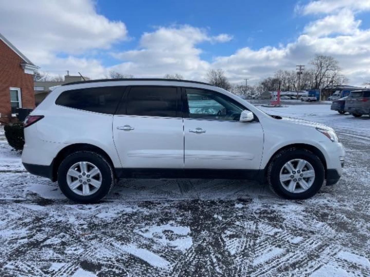 2013 White Diamond Tricoat Chevrolet Traverse 2LT FWD (1GNKRJKD1DJ) with an 3.6L V6 DOHC 24V engine, 6-Speed Automatic transmission, located at 1099 N County Rd 25A , Troy, OH, 45373, (937) 908-9800, 40.057079, -84.212883 - Photo#4