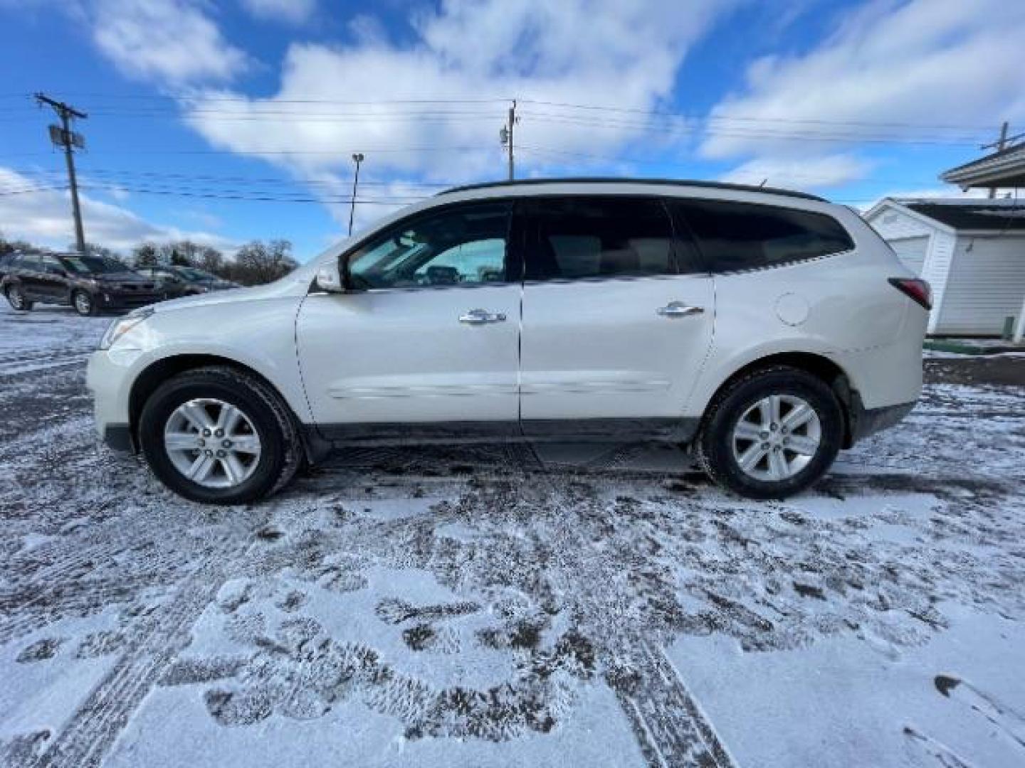 2013 White Diamond Tricoat Chevrolet Traverse 2LT FWD (1GNKRJKD1DJ) with an 3.6L V6 DOHC 24V engine, 6-Speed Automatic transmission, located at 1099 N County Rd 25A , Troy, OH, 45373, (937) 908-9800, 40.057079, -84.212883 - Photo#5