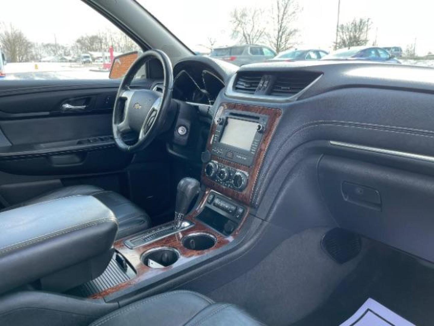 2013 White Diamond Tricoat Chevrolet Traverse 2LT FWD (1GNKRJKD1DJ) with an 3.6L V6 DOHC 24V engine, 6-Speed Automatic transmission, located at 1099 N County Rd 25A , Troy, OH, 45373, (937) 908-9800, 40.057079, -84.212883 - Photo#8