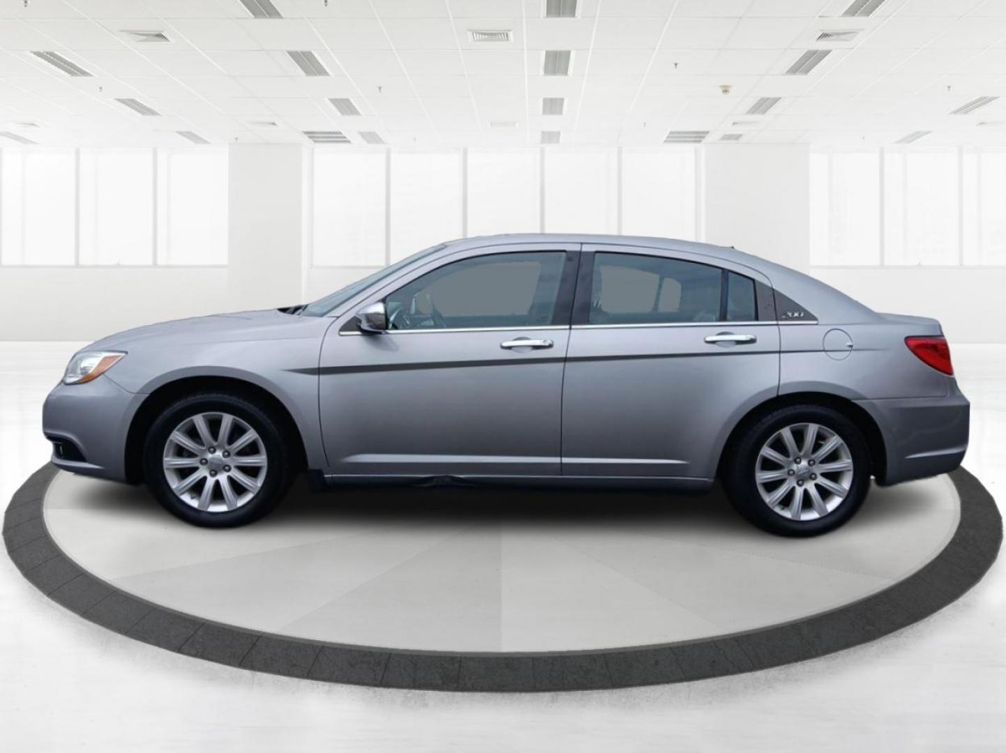 2013 Billet Silver Metallic Chrysler 200 Limited (1C3CCBCG7DN) with an 3.6L V6 DOHC 24V FFV engine, 6-Speed Automatic transmission, located at 401 Woodman Dr, Riverside, OH, 45431, (937) 908-9800, 39.760899, -84.123421 - Photo#5