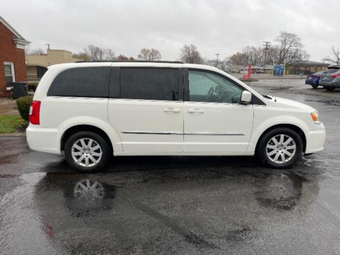 2013 Stone White Chrysler Town and Country Touring (2C4RC1BG7DR) with an 3.6L V6 DOHC 24V engine, 6-Speed Automatic transmission, located at 401 Woodman Dr, Riverside, OH, 45431, (937) 908-9800, 39.760899, -84.123421 - Photo#4