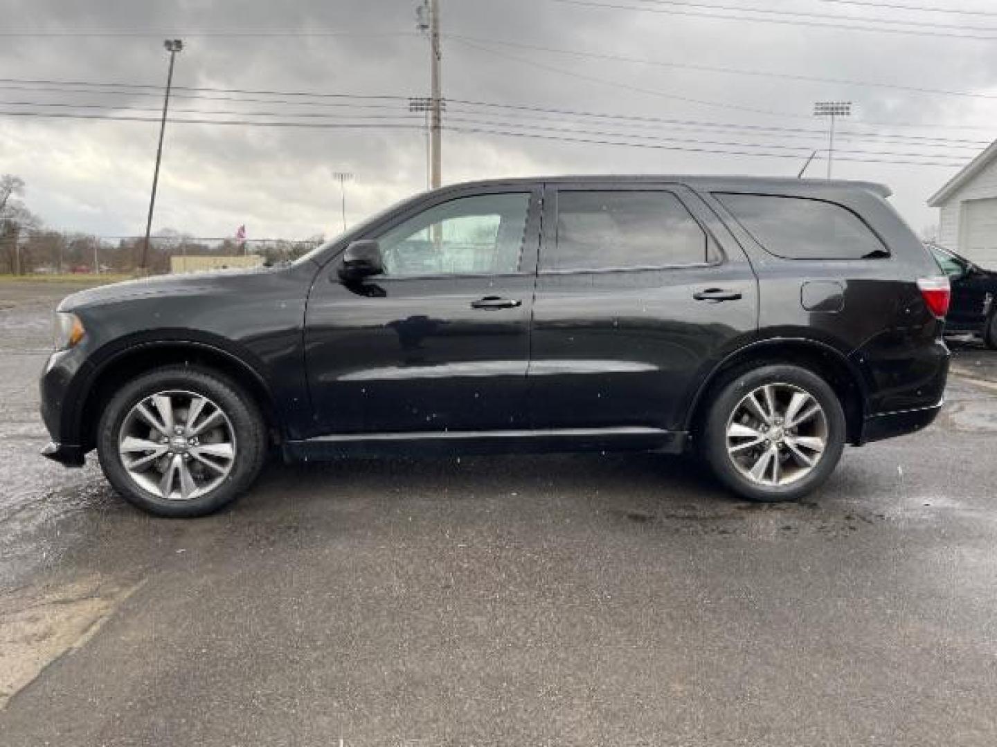 2013 Brilliant Black Crystal Pearl Dodge Durango SXT AWD (1C4RDJAG2DC) with an 3.6L V6 DOHC 24V engine, 5-Speed Automatic transmission, located at 1099 N County Rd 25A , Troy, OH, 45373, (937) 908-9800, 40.057079, -84.212883 - Photo#4