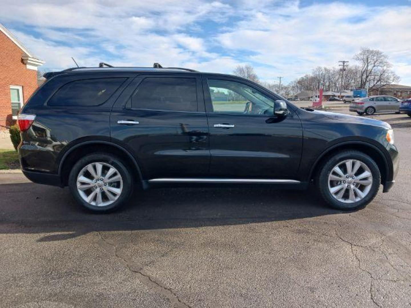 2013 Brilliant Black Crystal Pearl Dodge Durango Crew AWD (1C4RDJDG9DC) with an 3.6L V6 DOHC 24V engine, 5-Speed Automatic transmission, located at 1230 East Main St, Xenia, OH, 45385, (937) 908-9800, 39.688026, -83.910172 - Photo#4