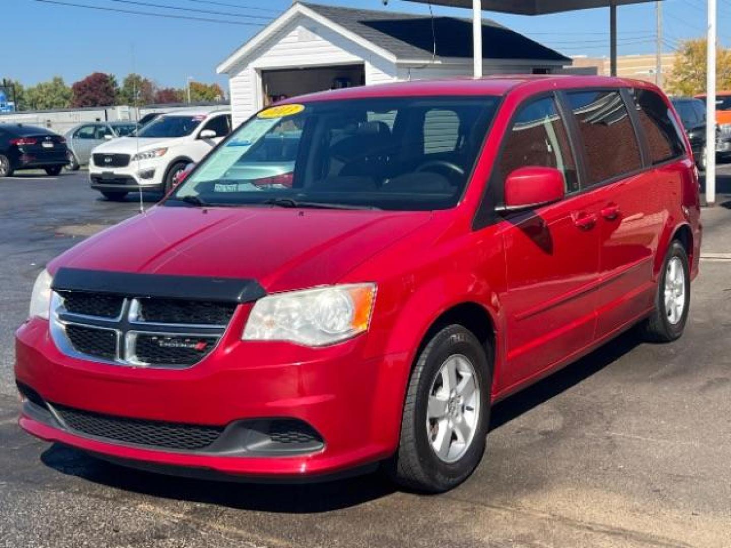 2013 Redline 2 Coat Pearl Dodge Grand Caravan SXT (2C4RDGCG1DR) with an 3.6L V6 DOHC 24V engine, 6-Speed Automatic transmission, located at 1230 East Main St, Xenia, OH, 45385, (937) 908-9800, 39.688026, -83.910172 - Photo#2