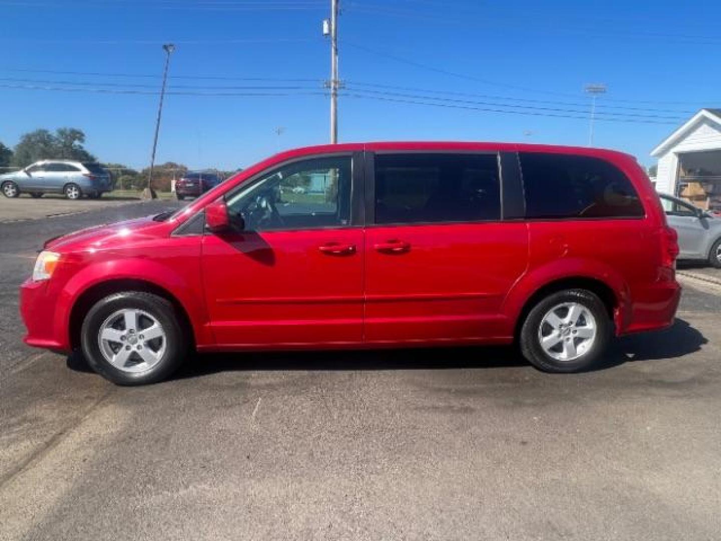 2013 Redline 2 Coat Pearl Dodge Grand Caravan SXT (2C4RDGCG1DR) with an 3.6L V6 DOHC 24V engine, 6-Speed Automatic transmission, located at 1230 East Main St, Xenia, OH, 45385, (937) 908-9800, 39.688026, -83.910172 - Photo#3