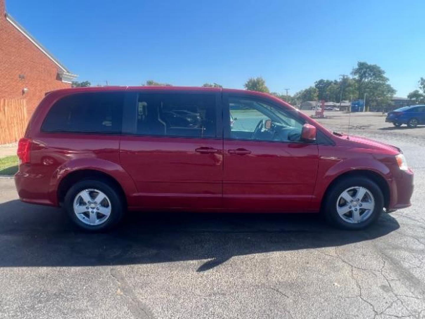 2013 Redline 2 Coat Pearl Dodge Grand Caravan SXT (2C4RDGCG1DR) with an 3.6L V6 DOHC 24V engine, 6-Speed Automatic transmission, located at 1230 East Main St, Xenia, OH, 45385, (937) 908-9800, 39.688026, -83.910172 - Photo#5