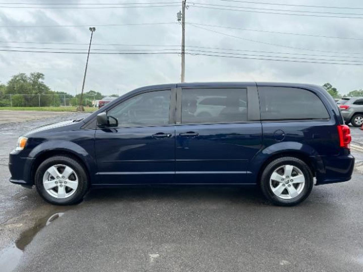 2013 Blue Streak Pearl Dodge Grand Caravan SE (2C4RDGBG5DR) with an 3.6L V6 DOHC 24V engine, 6-Speed Automatic transmission, located at 1230 East Main St, Xenia, OH, 45385, (937) 908-9800, 39.688026, -83.910172 - Photo#3