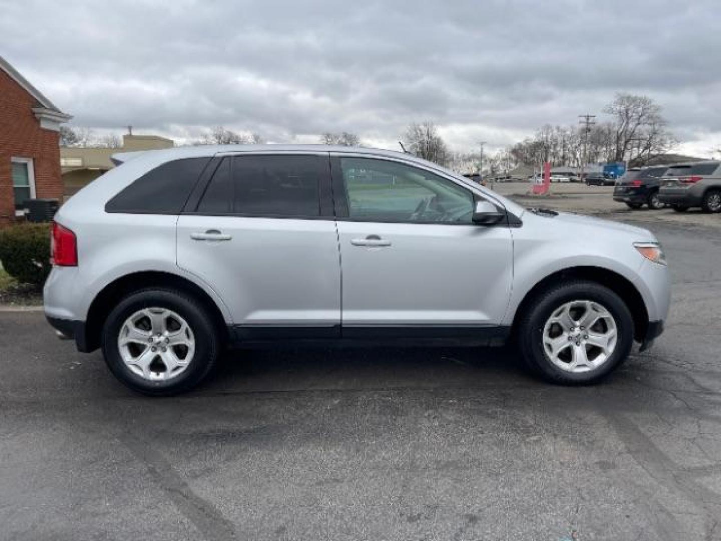 2013 Ingot Silver Metallic Ford Edge SEL AWD (2FMDK4JC9DB) with an 3.5L V6 DOHC 24V engine, 6-Speed Automatic transmission, located at 1951 S Dayton Lakeview Rd., New Carlisle, OH, 45344, (937) 908-9800, 39.890999, -84.050255 - Photo#3