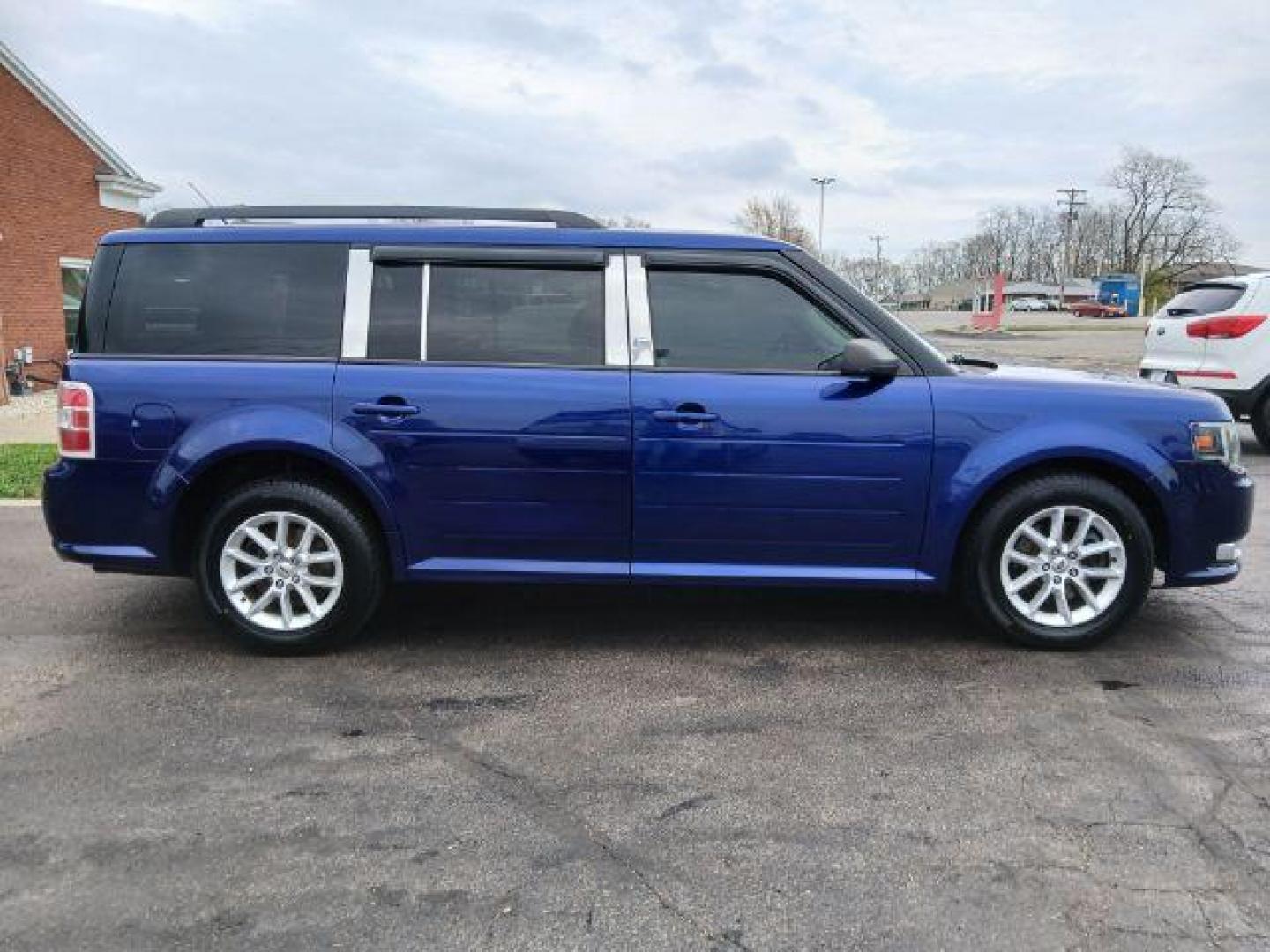 2013 Deep Impact Blue Metallic Ford Flex SE FWD (2FMGK5B8XDB) with an 3.5L V6 DOHC 24V engine, 6-Speed Automatic Overdrive transmission, located at 1951 S Dayton Lakeview Rd., New Carlisle, OH, 45344, (937) 908-9800, 39.890999, -84.050255 - 2013 Ford Flex SE FWD - Photo#16