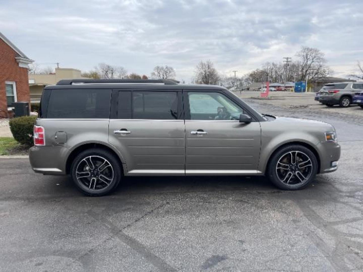 2013 Mineral Gray Metallic Ford Flex Limited AWD (2FMHK6DT2DB) with an 3.5L V6 DOHC 24V engine, 6-Speed Automatic Overdrive transmission, located at 1099 N County Rd 25A , Troy, OH, 45373, (937) 908-9800, 40.057079, -84.212883 - Photo#5