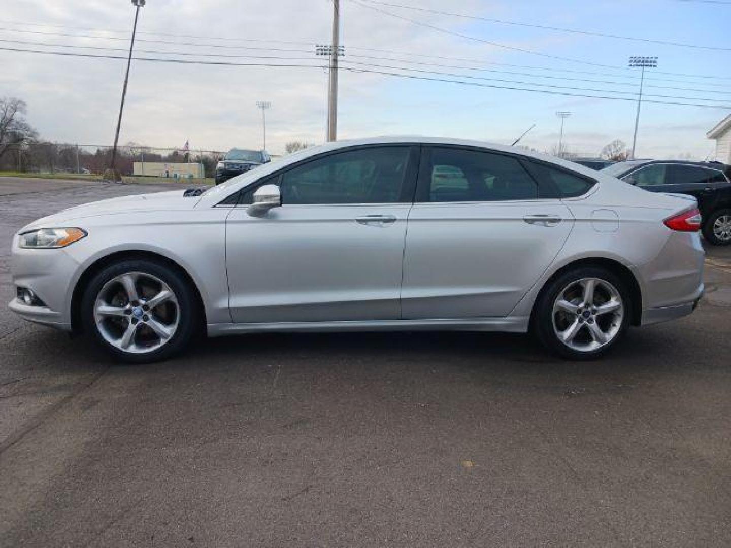 2013 Ingot Silver Ford Fusion SE (3FA6P0H95DR) with an 2.0L L4 DOHC 16V engine, located at 1184 Kauffman Ave, Fairborn, OH, 45324, (937) 908-9800, 39.807072, -84.030914 - Photo#3