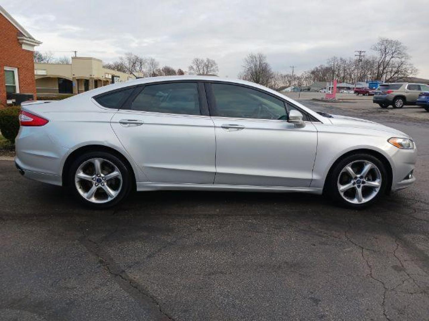 2013 Ingot Silver Ford Fusion SE (3FA6P0H95DR) with an 2.0L L4 DOHC 16V engine, located at 1184 Kauffman Ave, Fairborn, OH, 45324, (937) 908-9800, 39.807072, -84.030914 - Photo#4