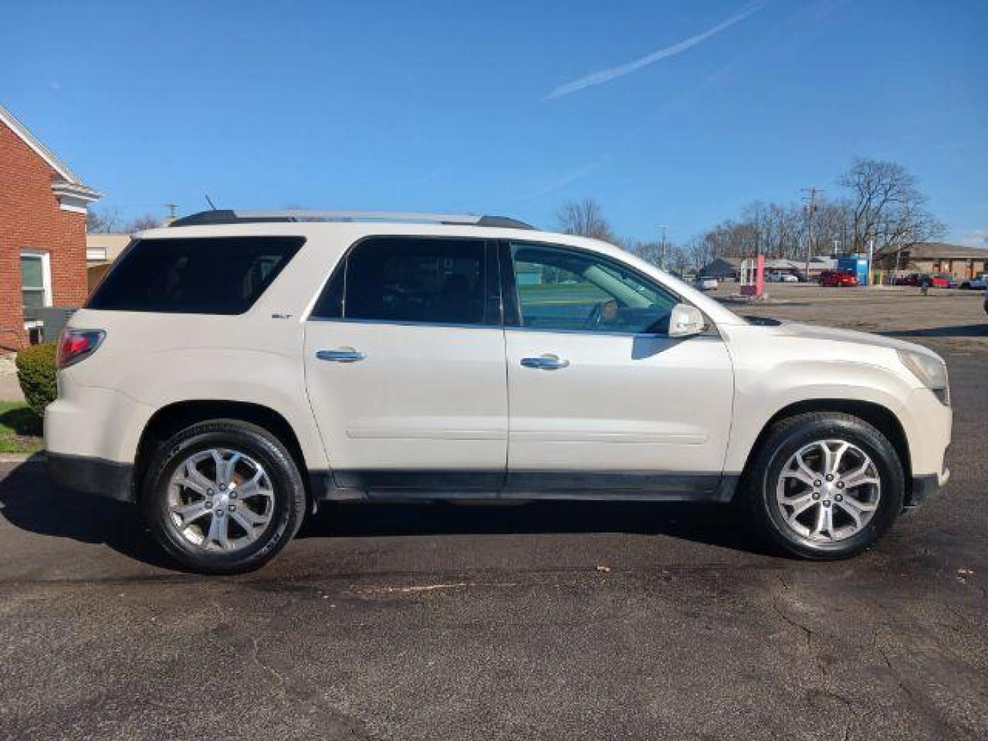 2013 Summit White GMC Acadia SLT-2 AWD (1GKKVSKD3DJ) with an 3.6L V6 DOHC 24V engine, 6-Speed Automatic transmission, located at 1230 East Main St, Xenia, OH, 45385, (937) 908-9800, 39.688026, -83.910172 - Photo#4