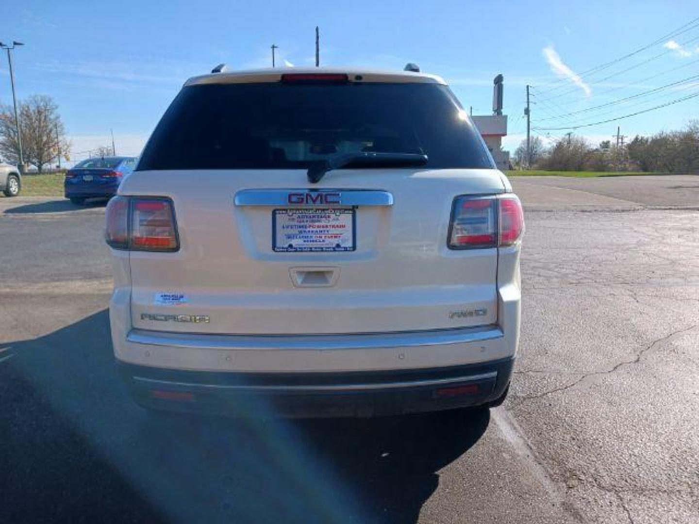 2013 Summit White GMC Acadia SLT-2 AWD (1GKKVSKD3DJ) with an 3.6L V6 DOHC 24V engine, 6-Speed Automatic transmission, located at 1230 East Main St, Xenia, OH, 45385, (937) 908-9800, 39.688026, -83.910172 - Photo#5