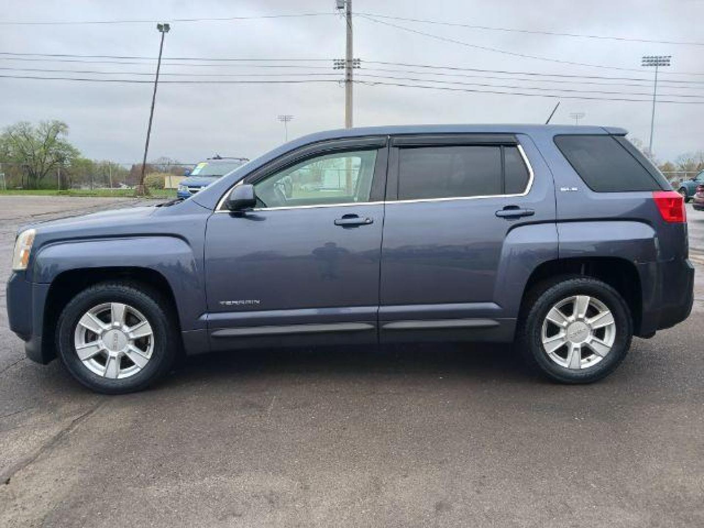 2013 Atlantis Blue Metallic GMC Terrain SLE1 AWD (2GKFLREK4D6) with an 2.4L L4 DOHC 16V FFV engine, 6-Speed Automatic transmission, located at 880 E. National Road, Vandalia, OH, 45377, (937) 908-9800, 39.891918, -84.183594 - Photo#2