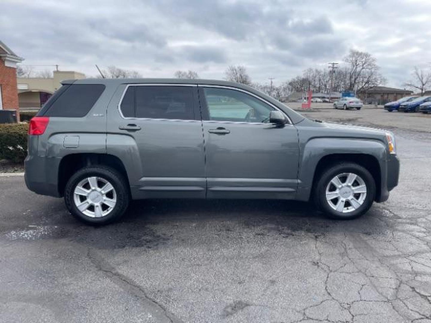 2013 Ashen Gray Metallic GMC Terrain SLE1 FWD (2GKALMEK8D6) with an 2.4L L4 DOHC 16V FFV engine, 6-Speed Automatic transmission, located at 401 Woodman Dr, Riverside, OH, 45431, (937) 908-9800, 39.760899, -84.123421 - Photo#4