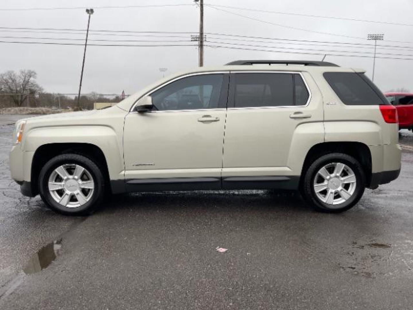 2013 Champagne Silver Metallic GMC Terrain SLE2 FWD (2GKALSEK1D6) with an 2.4L L4 DOHC 16V FFV engine, 6-Speed Automatic transmission, located at 1230 East Main St, Xenia, OH, 45385, (937) 908-9800, 39.688026, -83.910172 - Photo#2