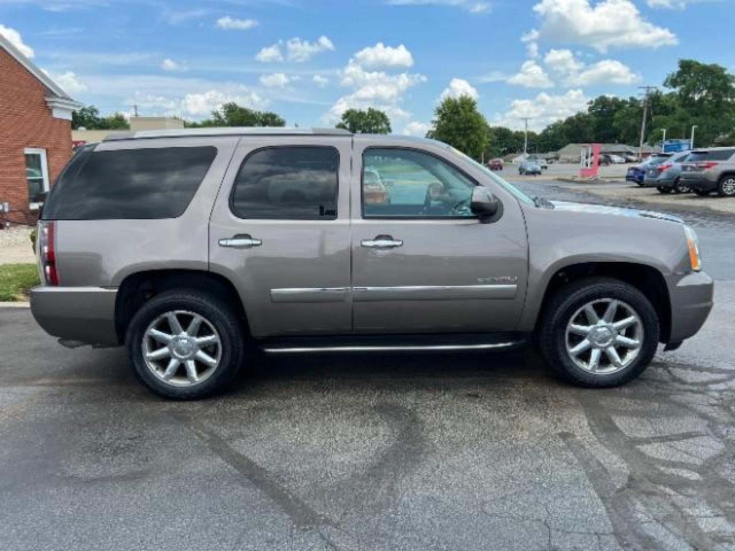 2013 Mocha Steel Metallic GMC Yukon Denali 4WD (1GKS2EEF1DR) with an 6.2L V8 OHV 16V engine, 6-Speed Automatic transmission, located at 4508 South Dixie Dr, Moraine, OH, 45439, (937) 908-9800, 39.689976, -84.218452 - Photo#5