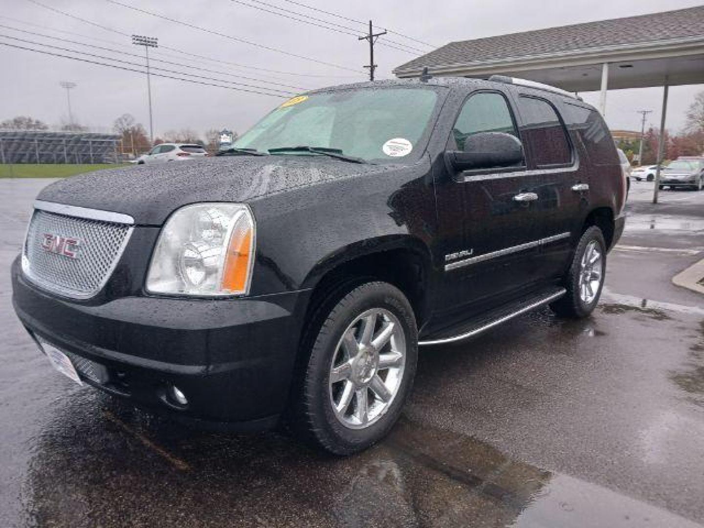 2013 Onyx Black GMC Yukon Denali 4WD (1GKS2EEF7DR) with an 6.2L V8 OHV 16V engine, 6-Speed Automatic transmission, located at 1184 Kauffman Ave, Fairborn, OH, 45324, (937) 908-9800, 39.807072, -84.030914 - Photo#2