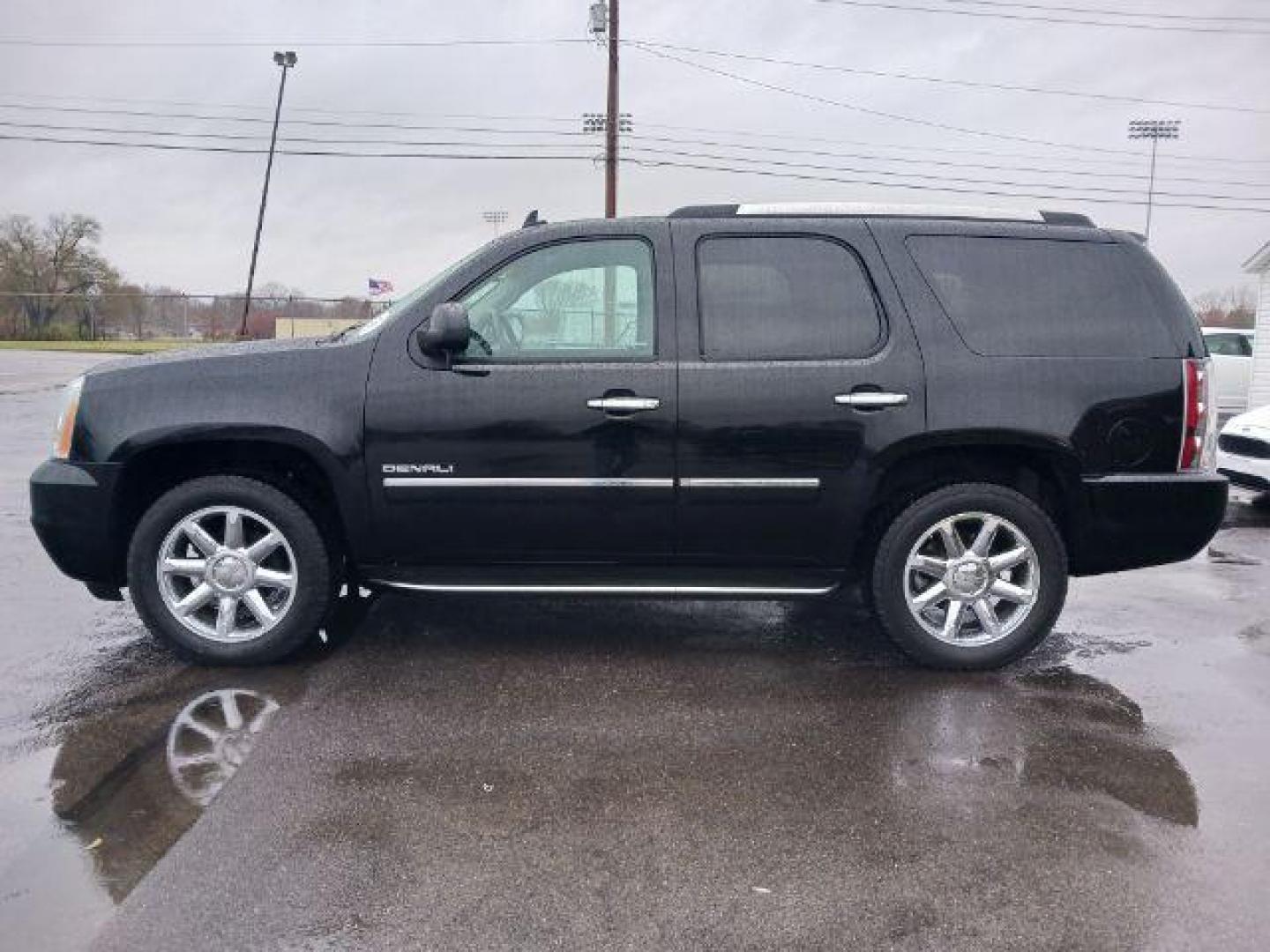 2013 Onyx Black GMC Yukon Denali 4WD (1GKS2EEF7DR) with an 6.2L V8 OHV 16V engine, 6-Speed Automatic transmission, located at 1184 Kauffman Ave, Fairborn, OH, 45324, (937) 908-9800, 39.807072, -84.030914 - Photo#3