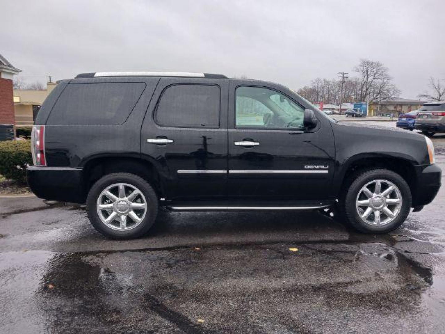 2013 Onyx Black GMC Yukon Denali 4WD (1GKS2EEF7DR) with an 6.2L V8 OHV 16V engine, 6-Speed Automatic transmission, located at 1184 Kauffman Ave, Fairborn, OH, 45324, (937) 908-9800, 39.807072, -84.030914 - Photo#4