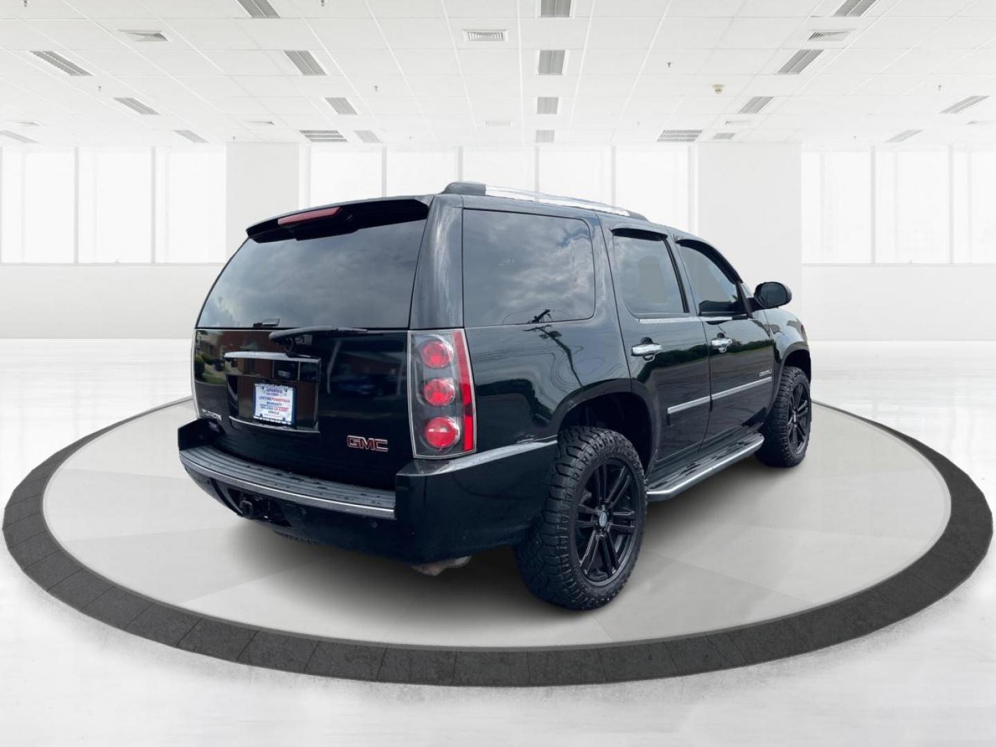 2013 Carbon Black Metallic GMC Yukon Denali 4WD (1GKS2EEF0DR) with an 6.2L V8 OHV 16V engine, 6-Speed Automatic transmission, located at 1951 S Dayton Lakeview Rd., New Carlisle, OH, 45344, (937) 908-9800, 39.890999, -84.050255 - Photo#2