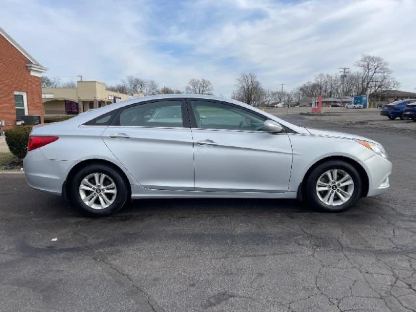 2013 Silver Hyundai Sonata GLS (5NPEB4AC5DH) with an 2.4L L4 DOHC 16V engine, 6-Speed Automatic transmission, located at 1099 N County Rd 25A , Troy, OH, 45373, (937) 908-9800, 40.057079, -84.212883 - Photo#2