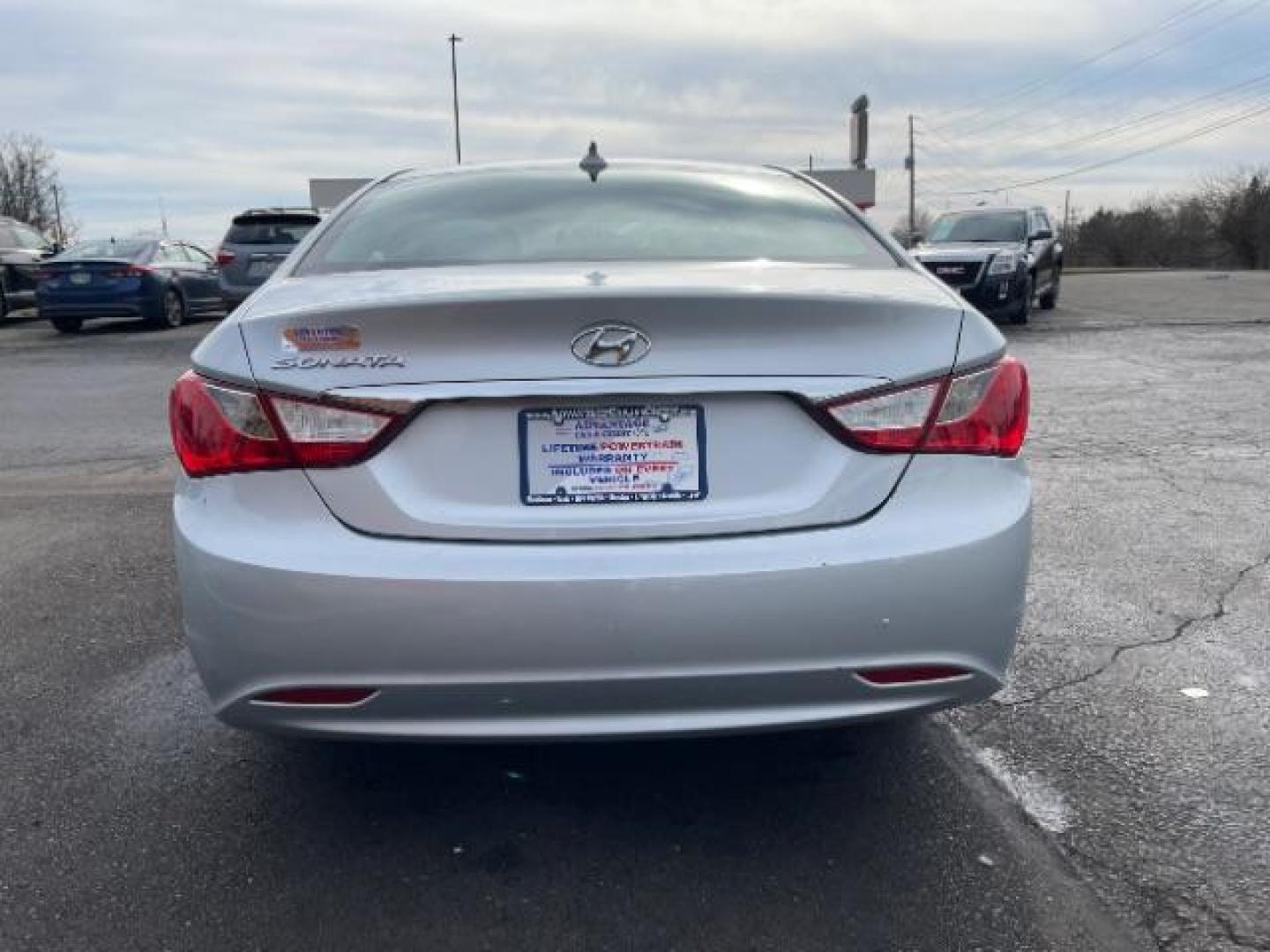 2013 Silver Hyundai Sonata GLS (5NPEB4AC5DH) with an 2.4L L4 DOHC 16V engine, 6-Speed Automatic transmission, located at 1099 N County Rd 25A , Troy, OH, 45373, (937) 908-9800, 40.057079, -84.212883 - Photo#5