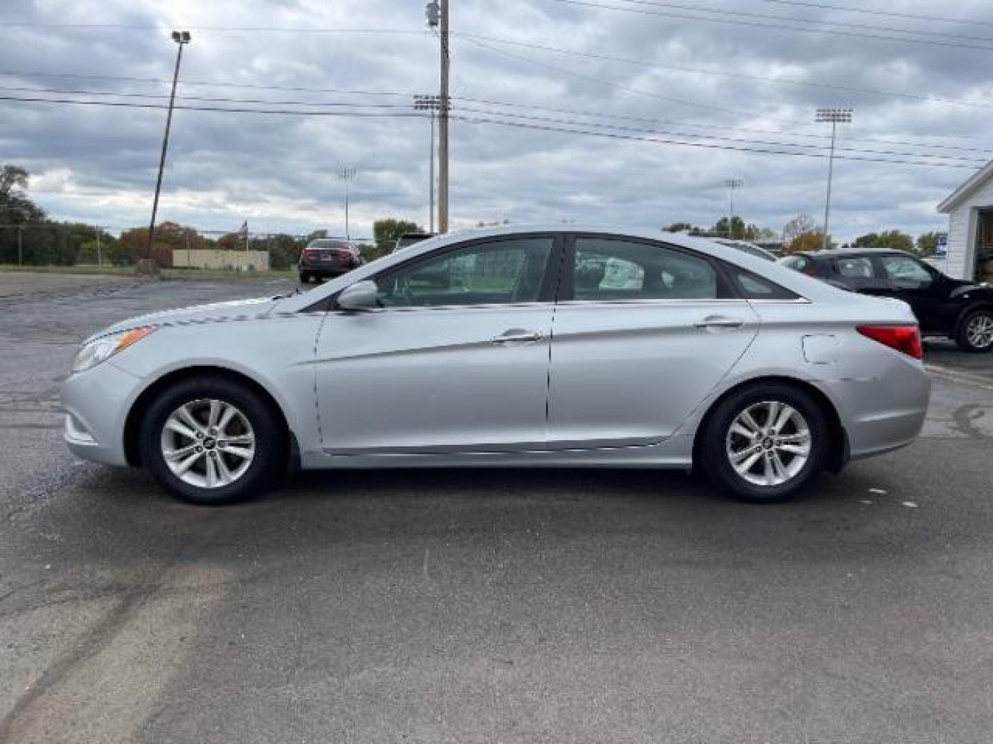 2013 Silver Hyundai Sonata GLS (5NPEB4AC7DH) with an 2.4L L4 DOHC 16V engine, 6-Speed Automatic transmission, located at 4508 South Dixie Dr, Moraine, OH, 45439, (937) 908-9800, 39.689976, -84.218452 - Photo#2