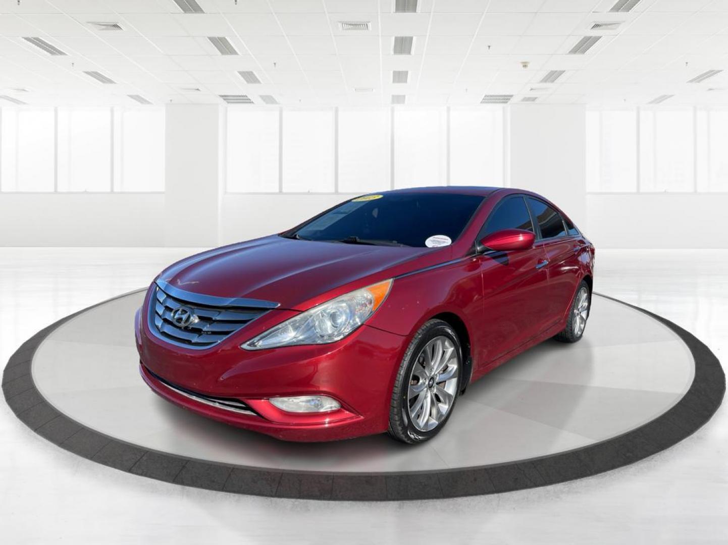 2013 Red Hyundai Sonata Limited Auto (5NPEC4AC7DH) with an 2.4L L4 DOHC 16V engine, 6-Speed Automatic transmission, located at 880 E. National Road, Vandalia, OH, 45377, (937) 908-9800, 39.891918, -84.183594 - Photo#7