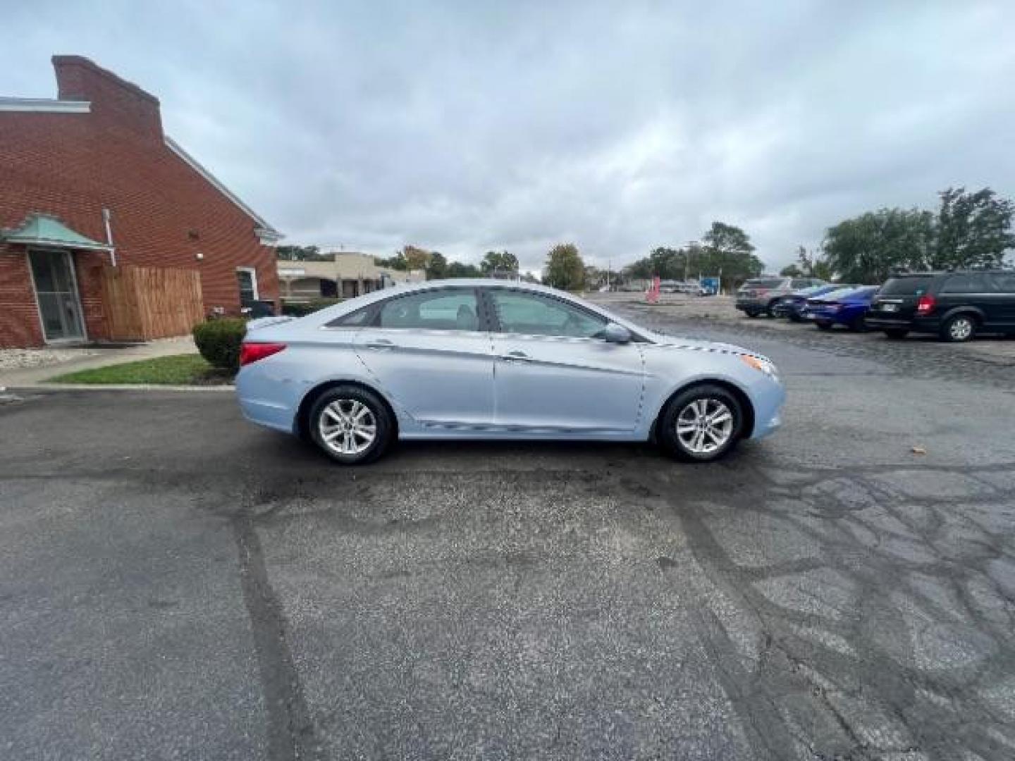 2013 Blue Hyundai Sonata GLS (5NPEB4AC8DH) with an 2.4L L4 DOHC 16V engine, 6-Speed Automatic transmission, located at 401 Woodman Dr, Riverside, OH, 45431, (937) 908-9800, 39.760899, -84.123421 - Photo#5