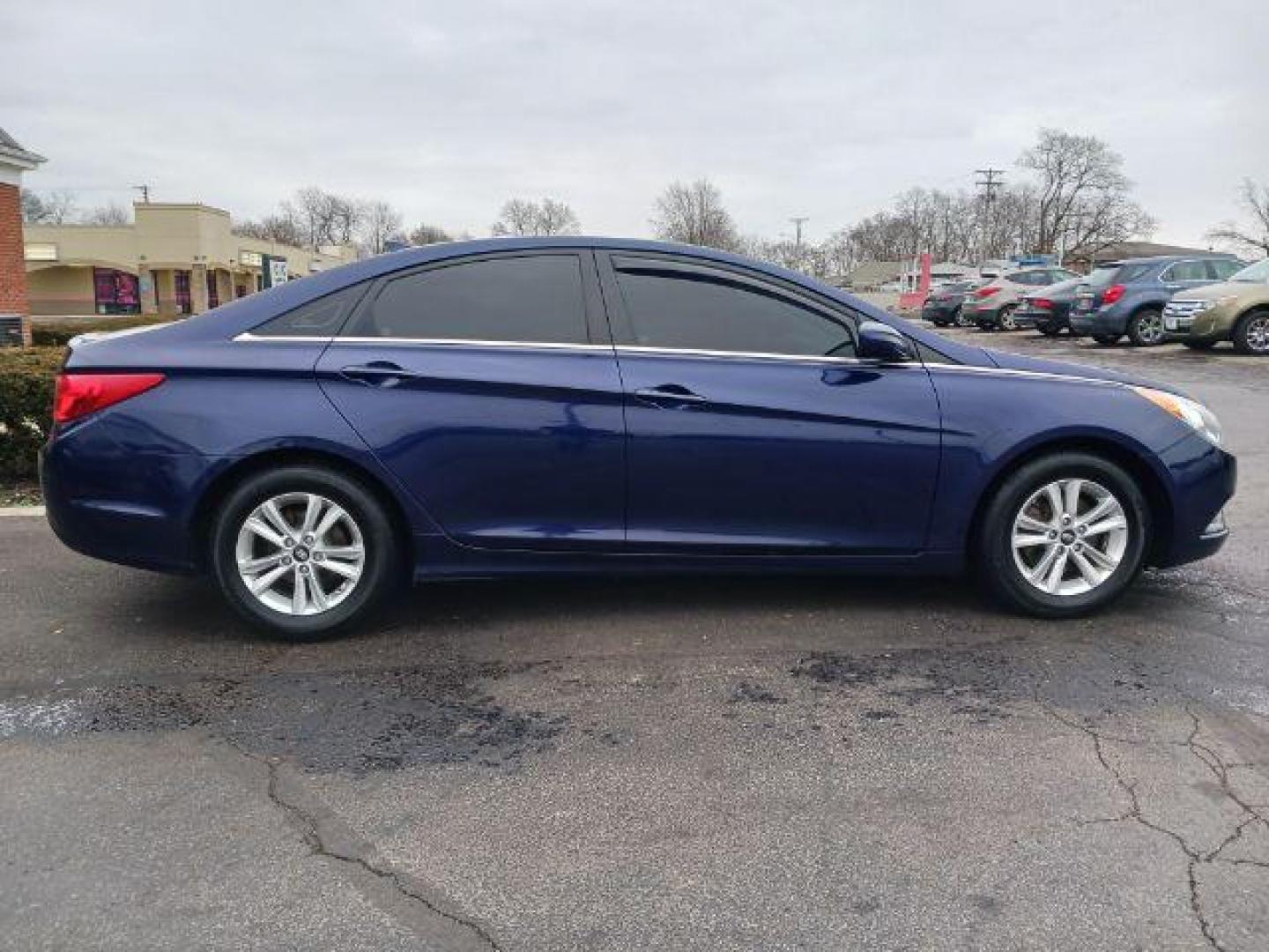 2013 Blue Hyundai Sonata GLS (5NPEB4AC4DH) with an 2.4L L4 DOHC 16V engine, 6-Speed Automatic transmission, located at 401 Woodman Dr, Riverside, OH, 45431, (937) 908-9800, 39.760899, -84.123421 - Photo#4