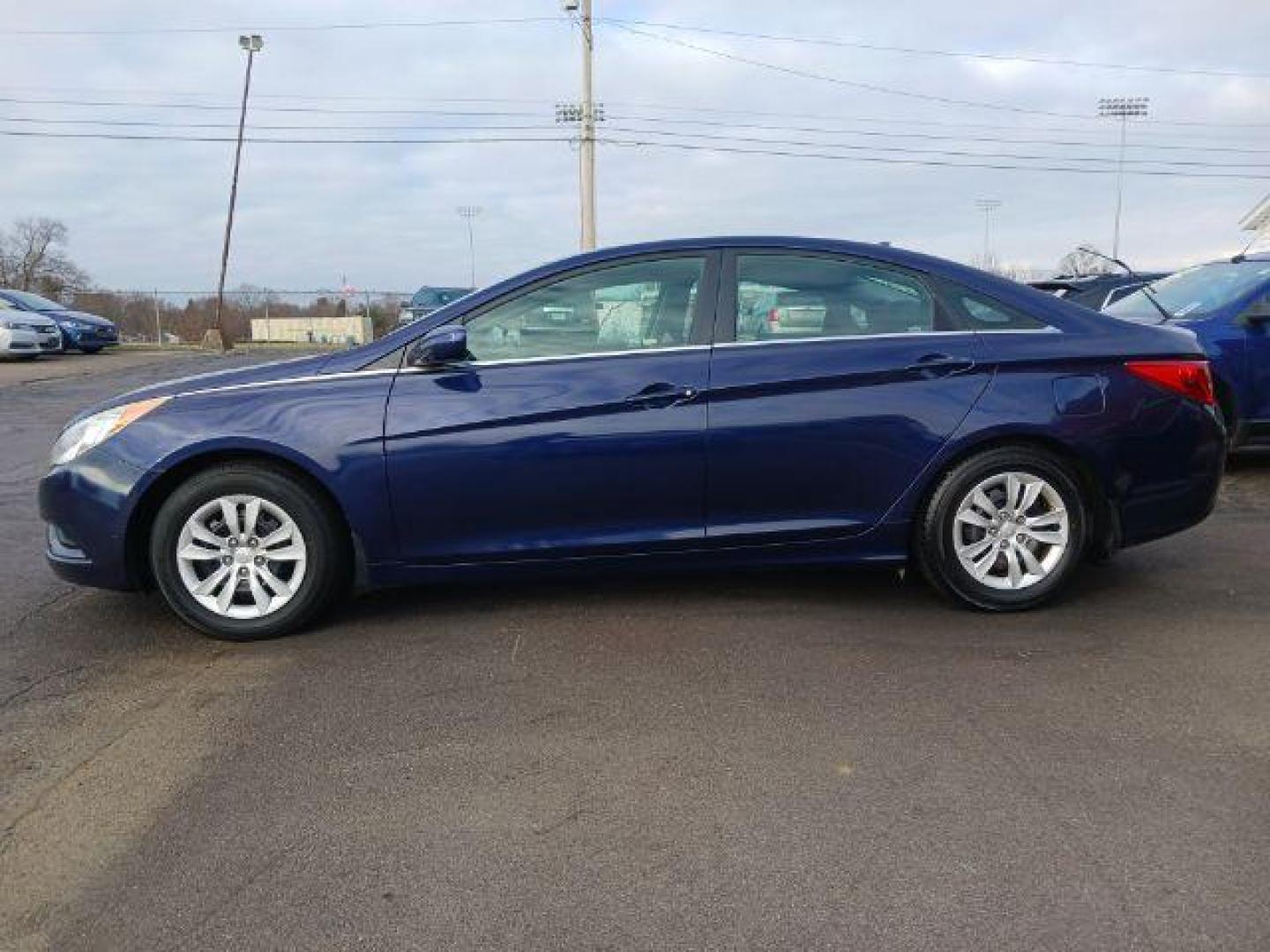 2013 Blue Hyundai Sonata GLS (5NPEB4AC8DH) with an 2.4L L4 DOHC 16V engine, 6-Speed Automatic transmission, located at 1099 N County Rd 25A , Troy, OH, 45373, (937) 908-9800, 40.057079, -84.212883 - Photo#3