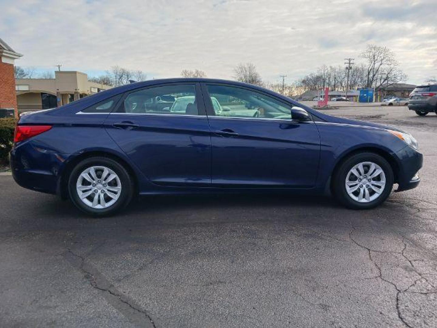 2013 Blue Hyundai Sonata GLS (5NPEB4AC8DH) with an 2.4L L4 DOHC 16V engine, 6-Speed Automatic transmission, located at 1099 N County Rd 25A , Troy, OH, 45373, (937) 908-9800, 40.057079, -84.212883 - Photo#4