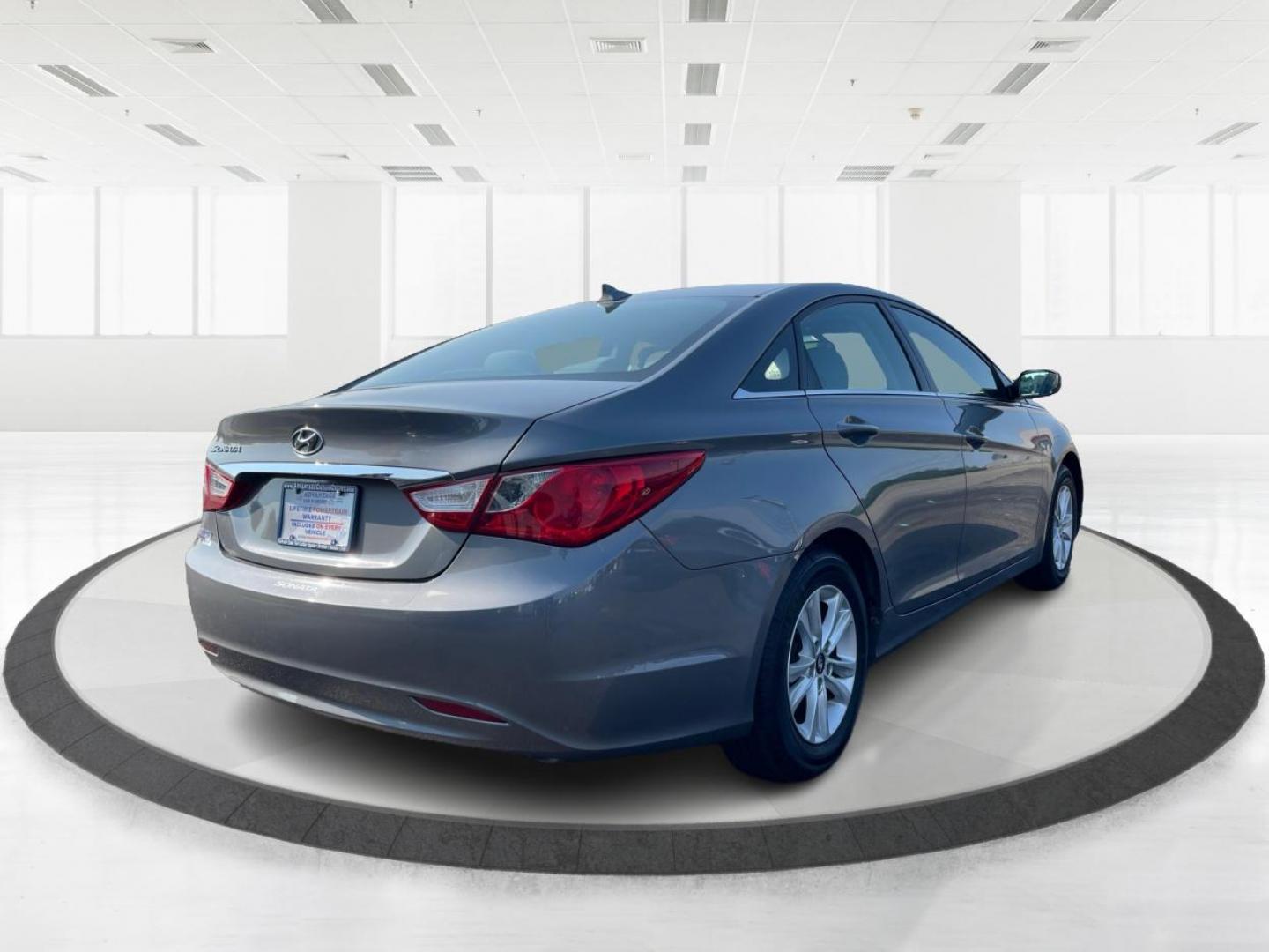 2013 Gray Hyundai Sonata (5NPEB4AC5DH) with an 2.4L L4 DOHC 16V engine, 6-Speed Automatic transmission, located at 880 E. National Road, Vandalia, OH, 45377, (937) 908-9800, 39.891918, -84.183594 - Photo#2