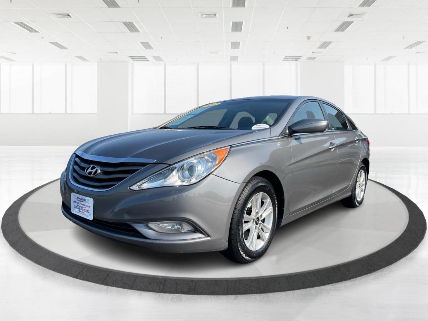 2013 Gray Hyundai Sonata (5NPEB4AC5DH) with an 2.4L L4 DOHC 16V engine, 6-Speed Automatic transmission, located at 880 E. National Road, Vandalia, OH, 45377, (937) 908-9800, 39.891918, -84.183594 - Photo#7