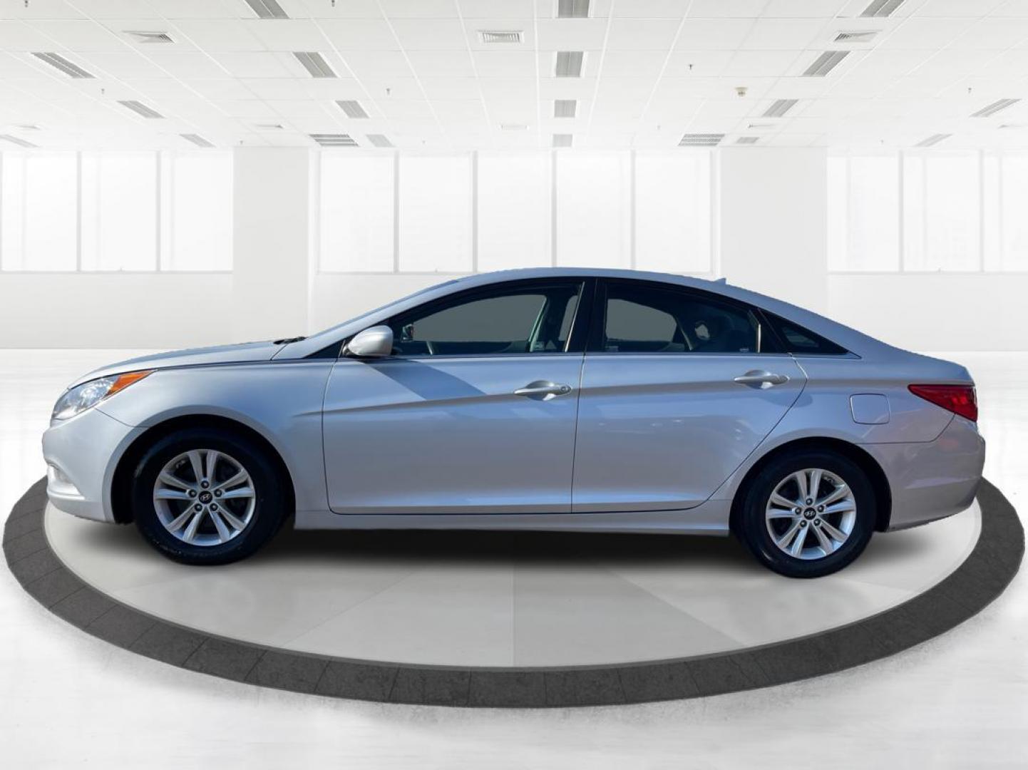 2013 Hyundai Sonata GLS (5NPEB4AC3DH) with an 2.4L L4 DOHC 16V engine, 6-Speed Automatic transmission, located at 880 E. National Road, Vandalia, OH, 45377, (937) 908-9800, 39.891918, -84.183594 - Photo#5