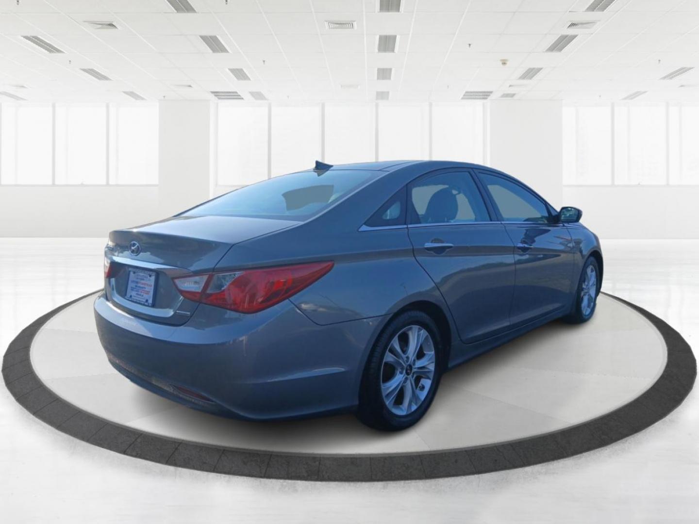 2013 Gray Hyundai Sonata Limited Auto (5NPEC4ACXDH) with an 2.4L L4 DOHC 16V engine, 6-Speed Automatic transmission, located at 1230 East Main St, Xenia, OH, 45385, (937) 908-9800, 39.688026, -83.910172 - Photo#2