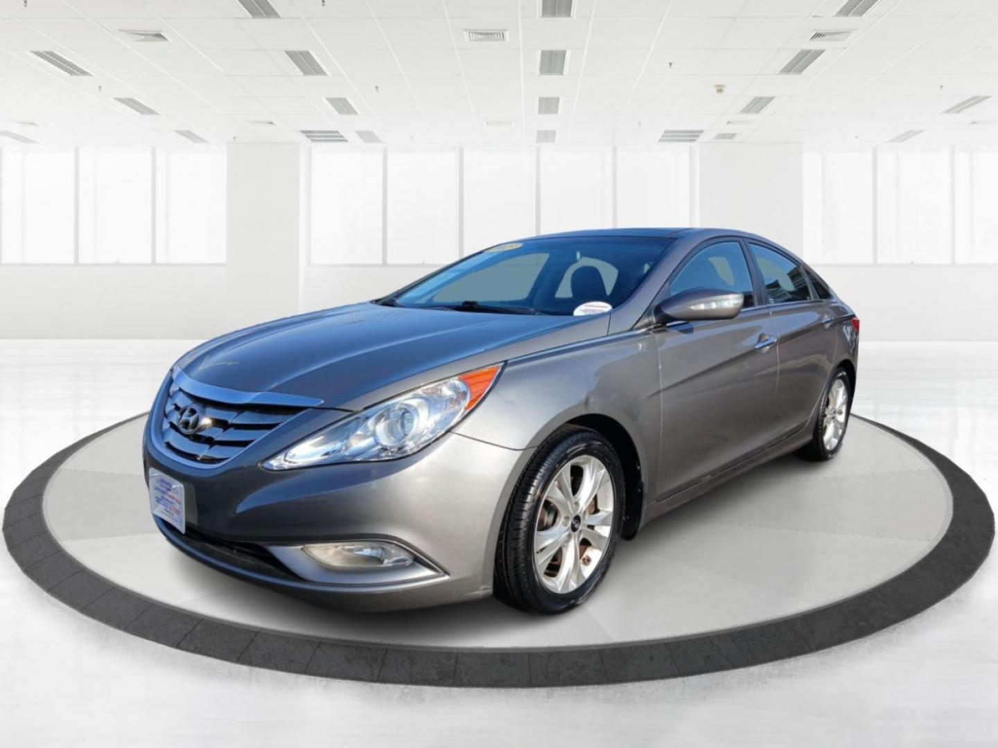 2013 Gray Hyundai Sonata Limited Auto (5NPEC4ACXDH) with an 2.4L L4 DOHC 16V engine, 6-Speed Automatic transmission, located at 1230 East Main St, Xenia, OH, 45385, (937) 908-9800, 39.688026, -83.910172 - Photo#7