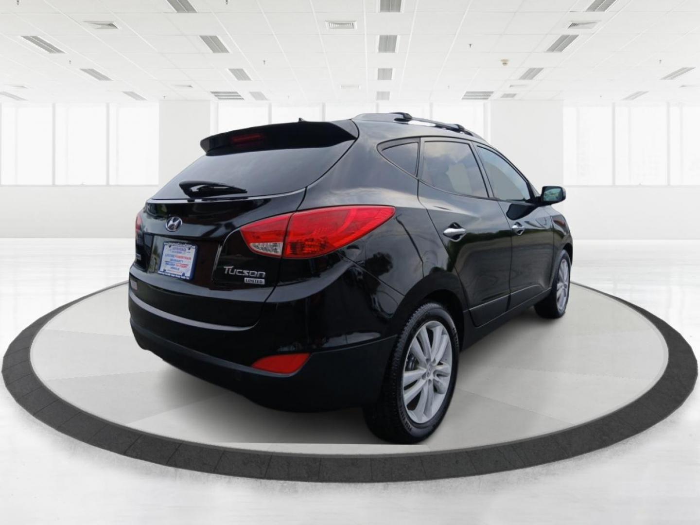 2013 Hyundai Tucson Limited 2WD (KM8JU3AC1DU) with an 2.4L L4 DOHC 16V engine, 6-Speed Automatic transmission, located at 1184 Kauffman Ave, Fairborn, OH, 45324, (937) 908-9800, 39.807072, -84.030914 - 2013 Hyundai Tucson Limited 2WD - Photo#2