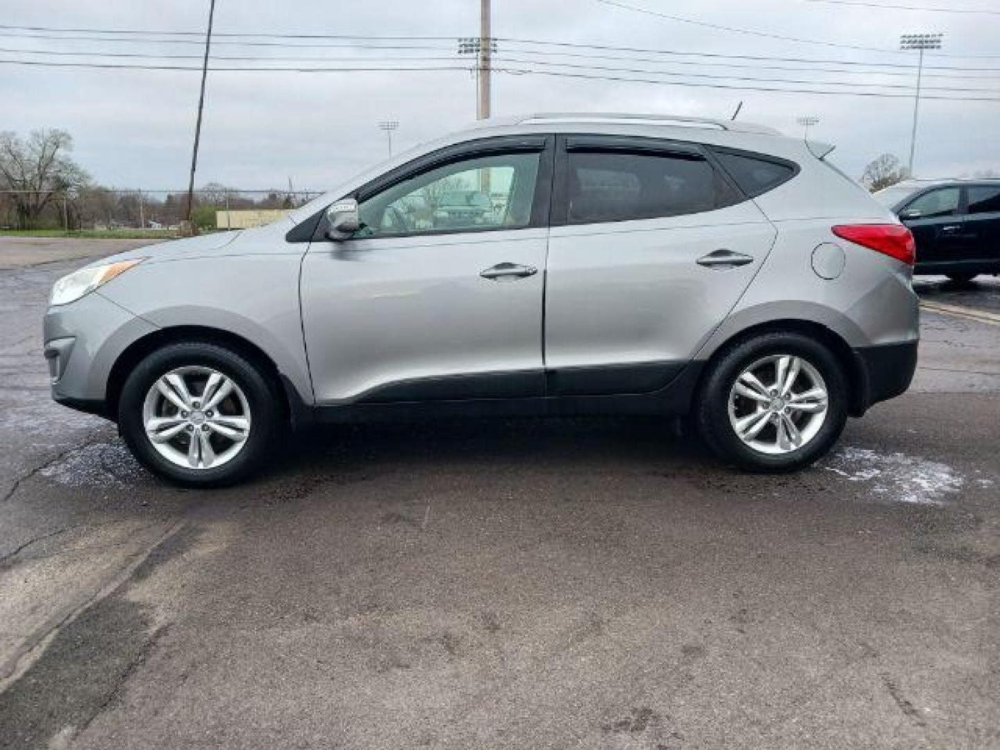 2013 Diamond Silver Metallic Hyundai Tucson GLS AWD (KM8JUCAC2DU) with an 2.4L L4 DOHC 16V engine, 6-Speed Automatic transmission, located at 401 Woodman Dr, Riverside, OH, 45431, (937) 908-9800, 39.760899, -84.123421 - Photo#3