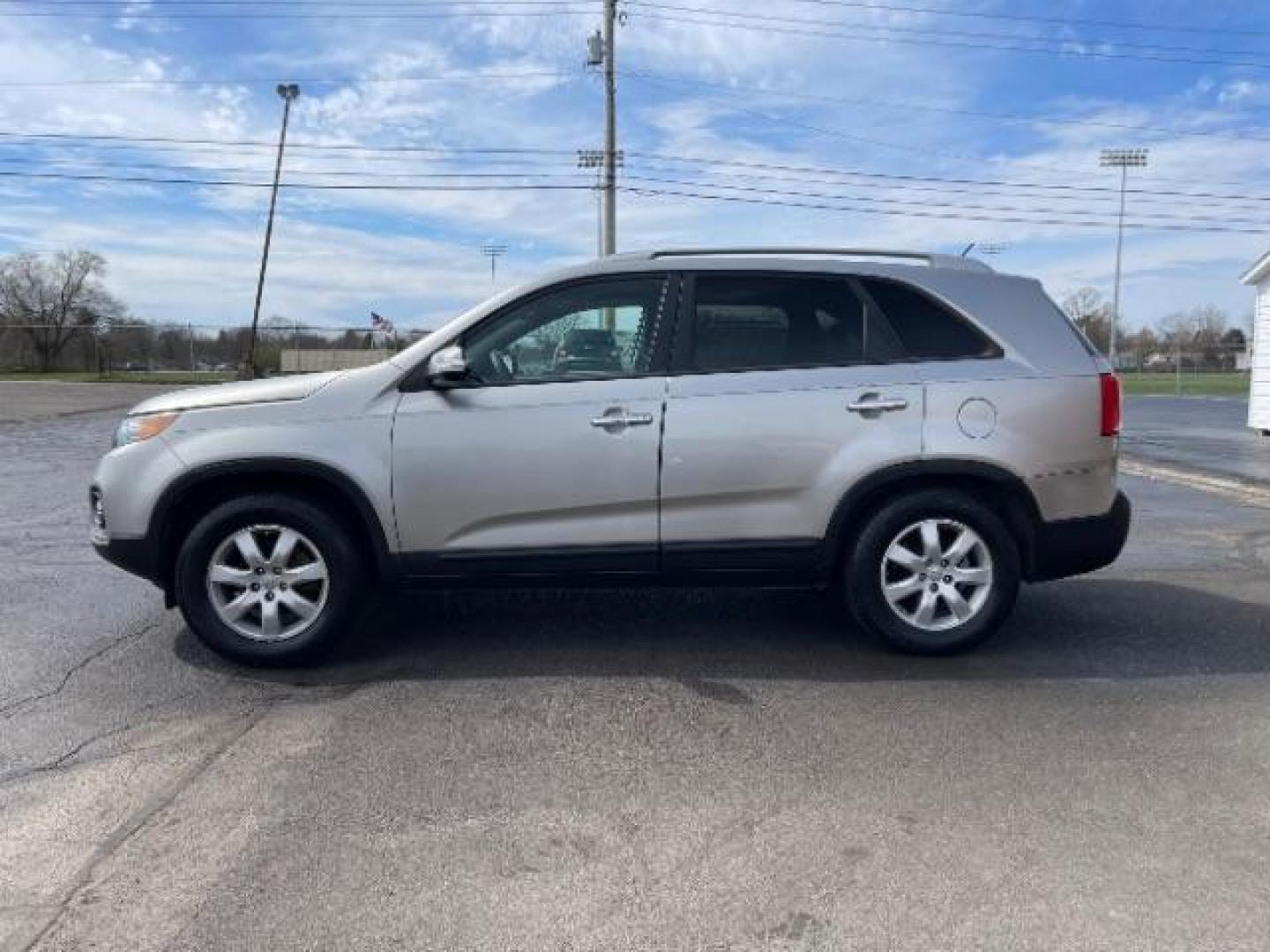 2013 Satin Metal Kia Sorento LX 2WD (5XYKT3A67DG) with an 2.4L L4 DOHC 16V engine, 6-Speed Automatic transmission, located at 1184 Kauffman Ave, Fairborn, OH, 45324, (937) 908-9800, 39.807072, -84.030914 - Photo#4