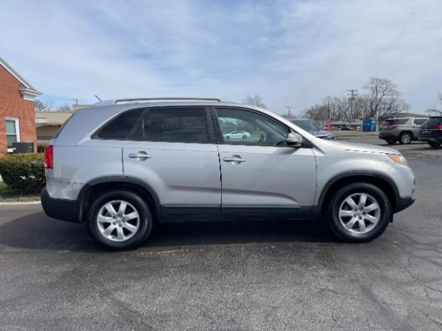 2013 Satin Metal Kia Sorento LX 2WD (5XYKT3A67DG) with an 2.4L L4 DOHC 16V engine, 6-Speed Automatic transmission, located at 1184 Kauffman Ave, Fairborn, OH, 45324, (937) 908-9800, 39.807072, -84.030914 - Photo#5