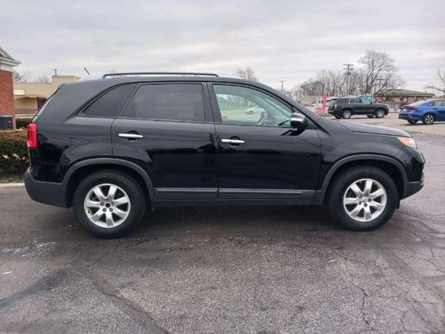 2013 Ebony Black Kia Sorento LX 2WD (5XYKT3A68DG) with an 2.4L L4 DOHC 16V engine, 6-Speed Automatic transmission, located at 401 Woodman Dr, Riverside, OH, 45431, (937) 908-9800, 39.760899, -84.123421 - Photo#4