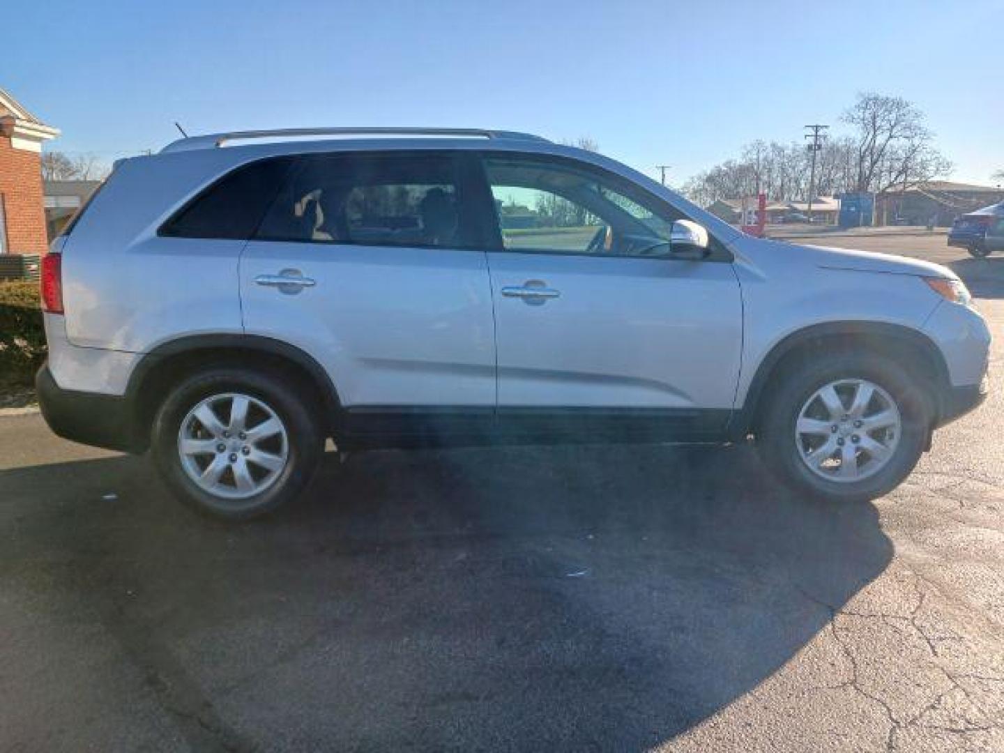 2013 Titanium Silver Kia Sorento LX 2WD (5XYKT3A66DG) with an 2.4L L4 DOHC 16V engine, 6-Speed Automatic transmission, located at 1099 N County Rd 25A , Troy, OH, 45373, (937) 908-9800, 40.057079, -84.212883 - Photo#4