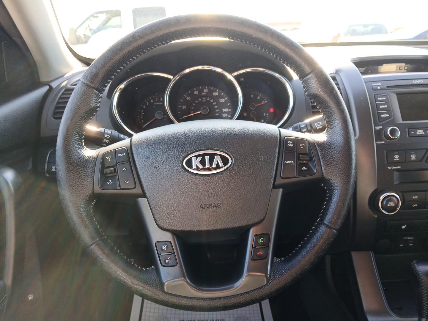 2013 Kia Sorento EX V6 4WD (5XYKUDA27DG) with an 3.5L V6 DOHC 24V engine, 6-Speed Automatic transmission, located at 880 E. National Road, Vandalia, OH, 45377, (937) 908-9800, 39.891918, -84.183594 - 2013 Kia Sorento EX V6 4WD - Photo#15